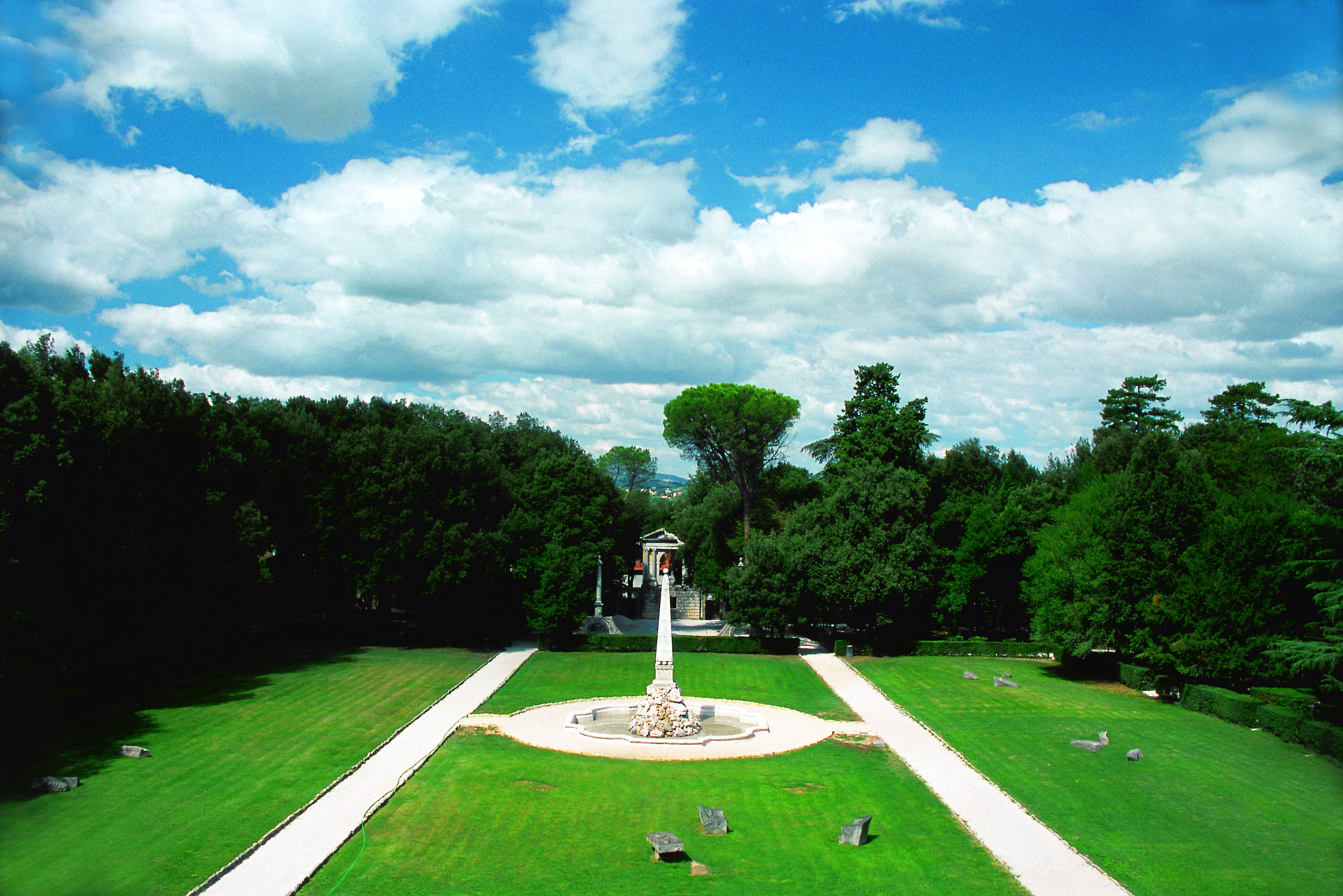 Immagine - Il parco con al centro la Fontana dell’Obelisco