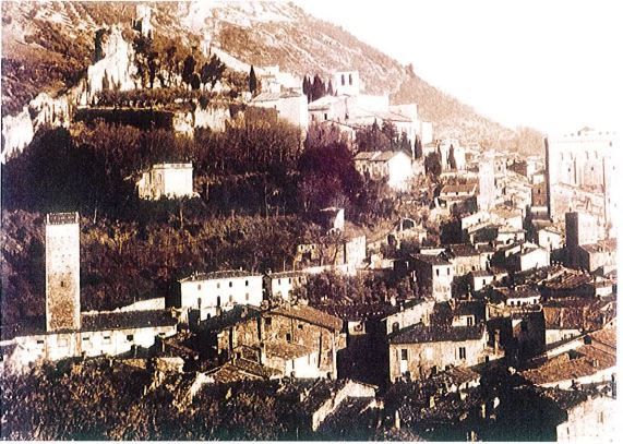 Immagine - Veduta ottocentesca del Parco Ranghiasci collocato tra le mura urbiche e Via della Cattedrale (Foto Gavirati)