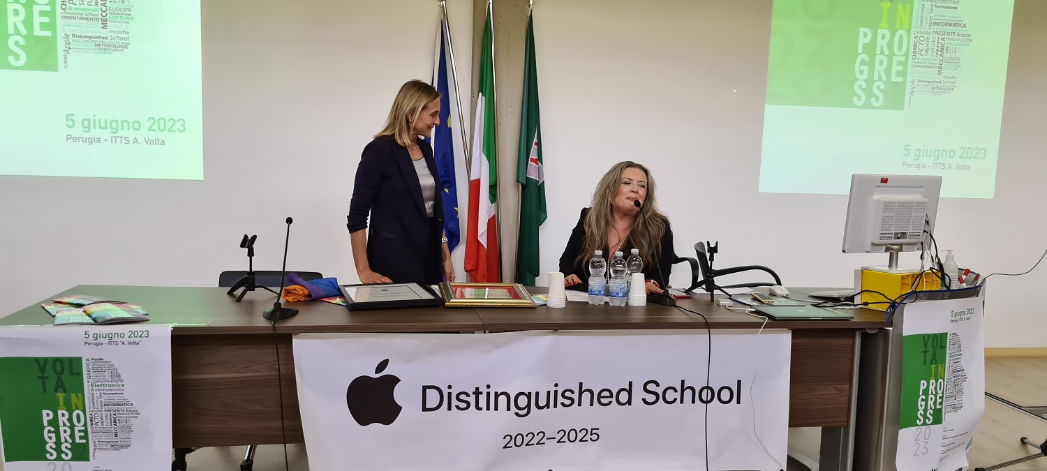 ITTS “A. Volta” – Consegnata alla scuola la targa di Apple Distinguished School, per il triennio 2023-2025