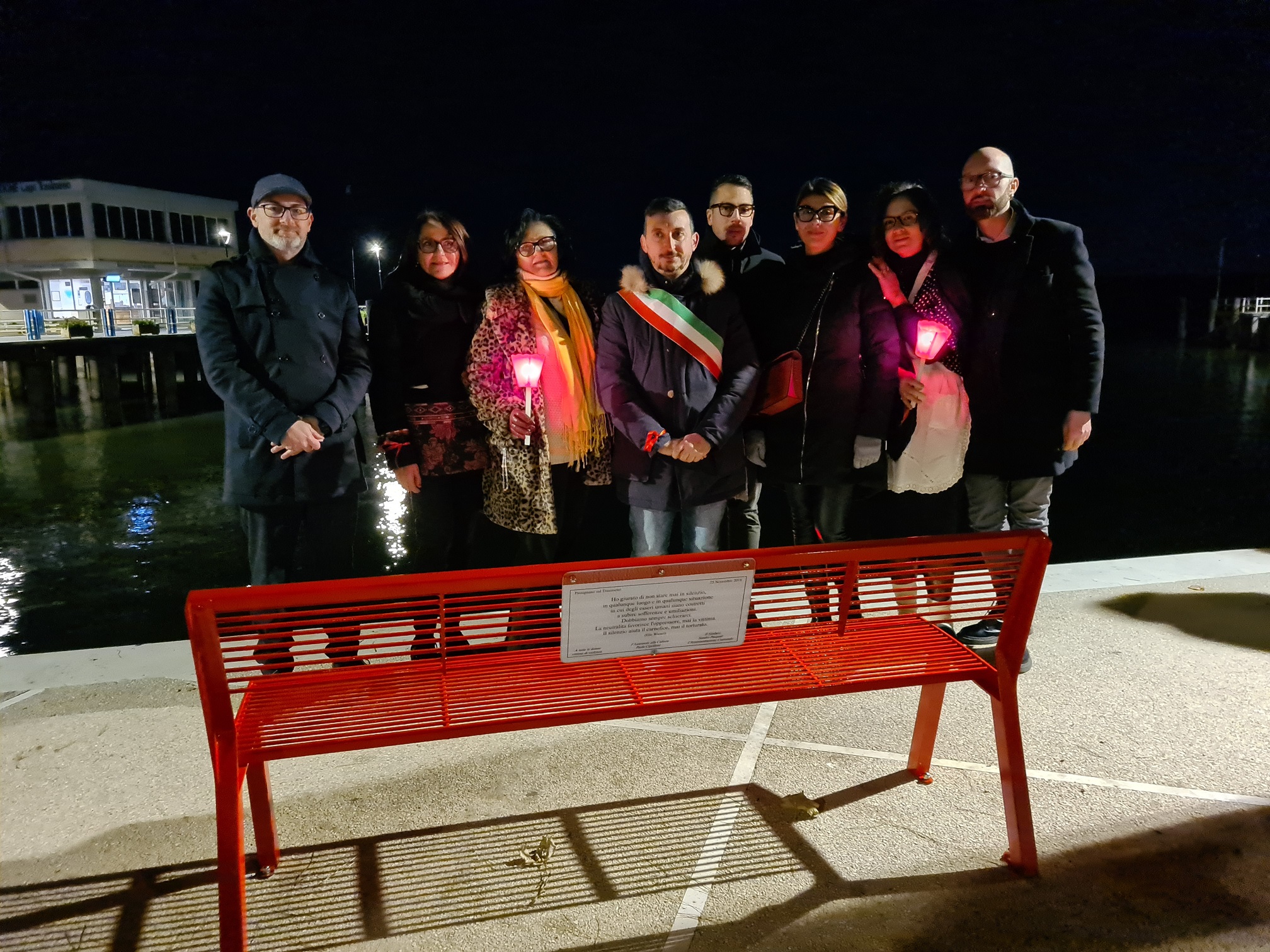 Collocata nel lungolago di Passignano la “panchina rossa” contro la violenza di genere