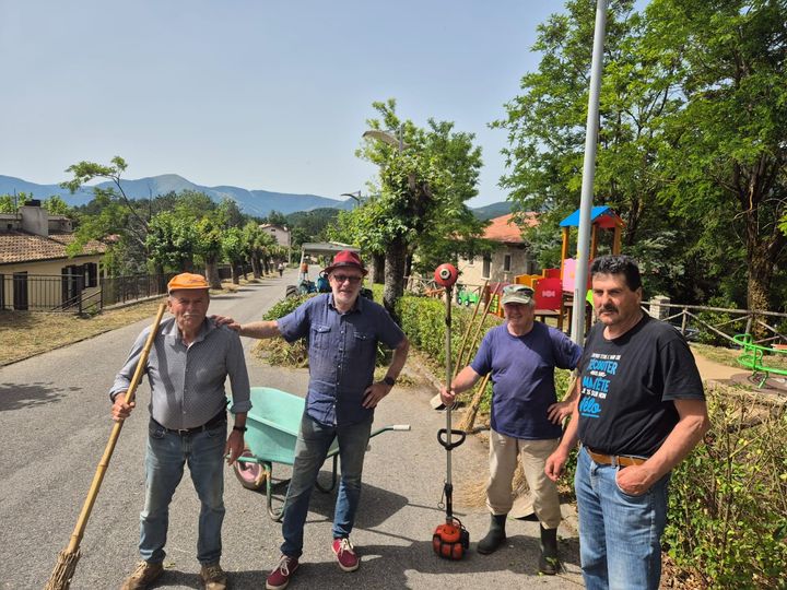 Monteleone di Spoleto – Volontari al lavoro per tagliare le siepi dei giardini pubblici