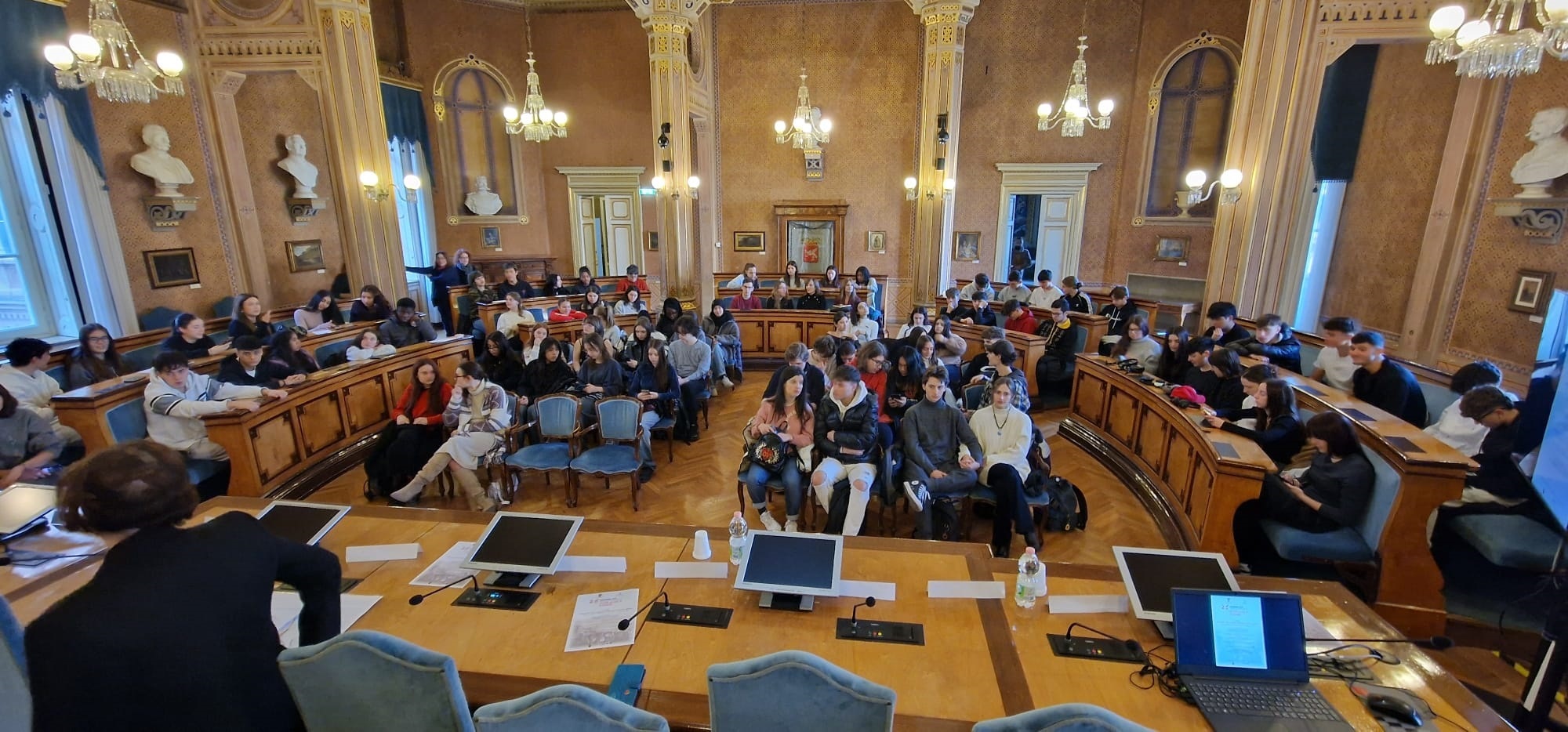 Sala del Consiglio con ragazze e ragazzi