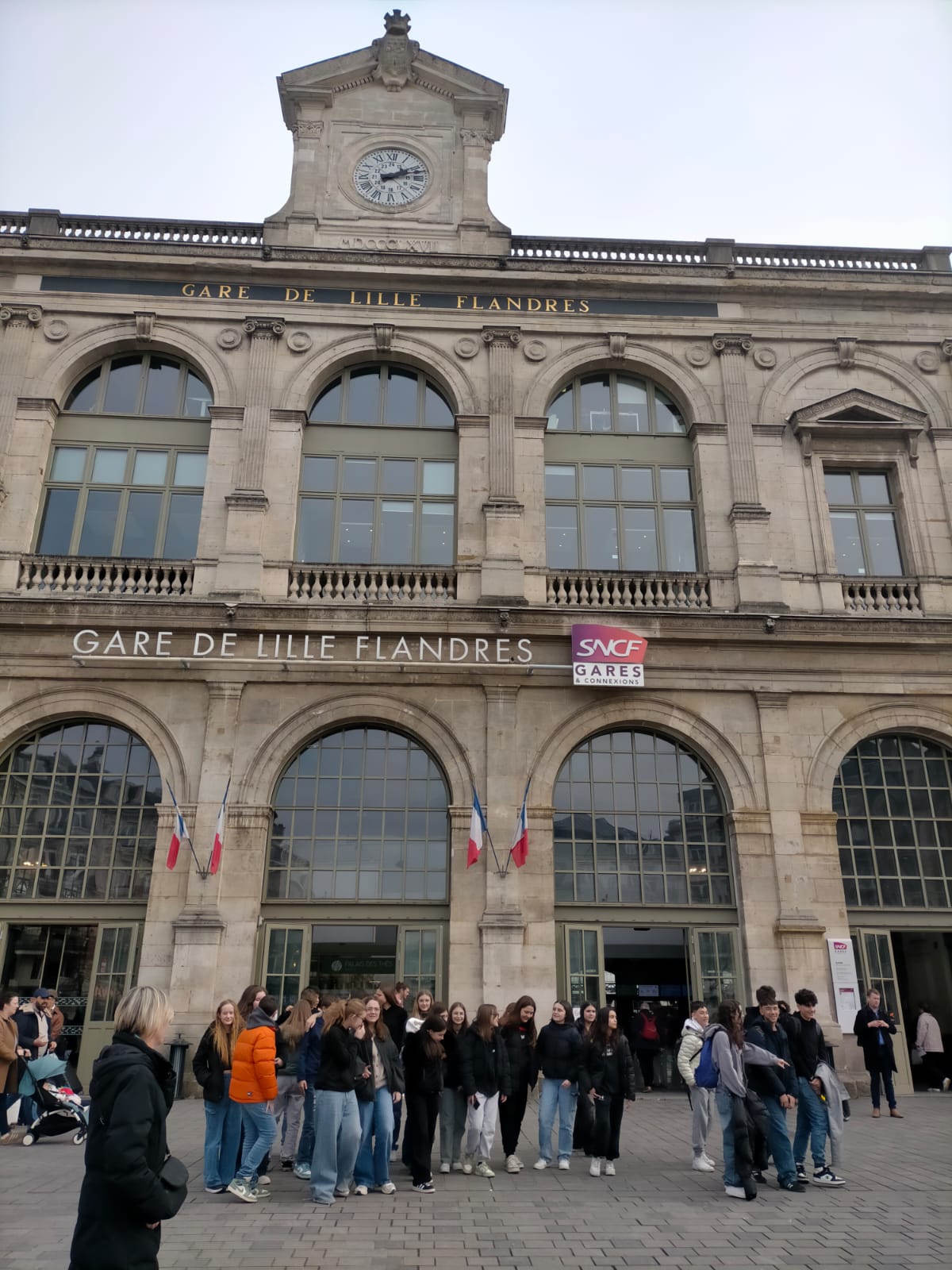 Gli studenti e le studentesse italo-francesi impegnati in una attività ludodidattica al Musée Groeninge di Bruges