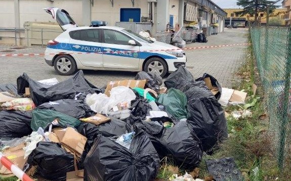 Magione – Abbandona rifiuti, denunciato dalla Polizia locale