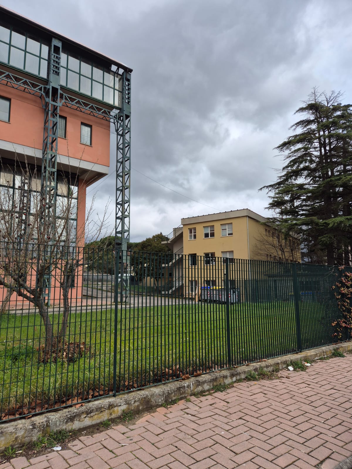 L'esterno della scuola