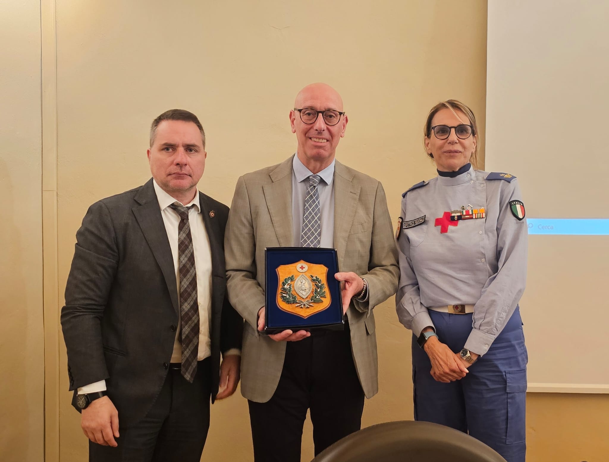 La Croce Rossa consegna un riconoscimento al presidente della Provincia di Perugia durante il convegno “Fare rete in sanità