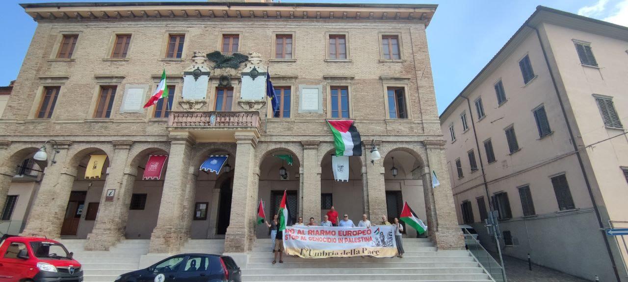 Sigillo – Esposta la bandiera palestinese in segno di solidarietà