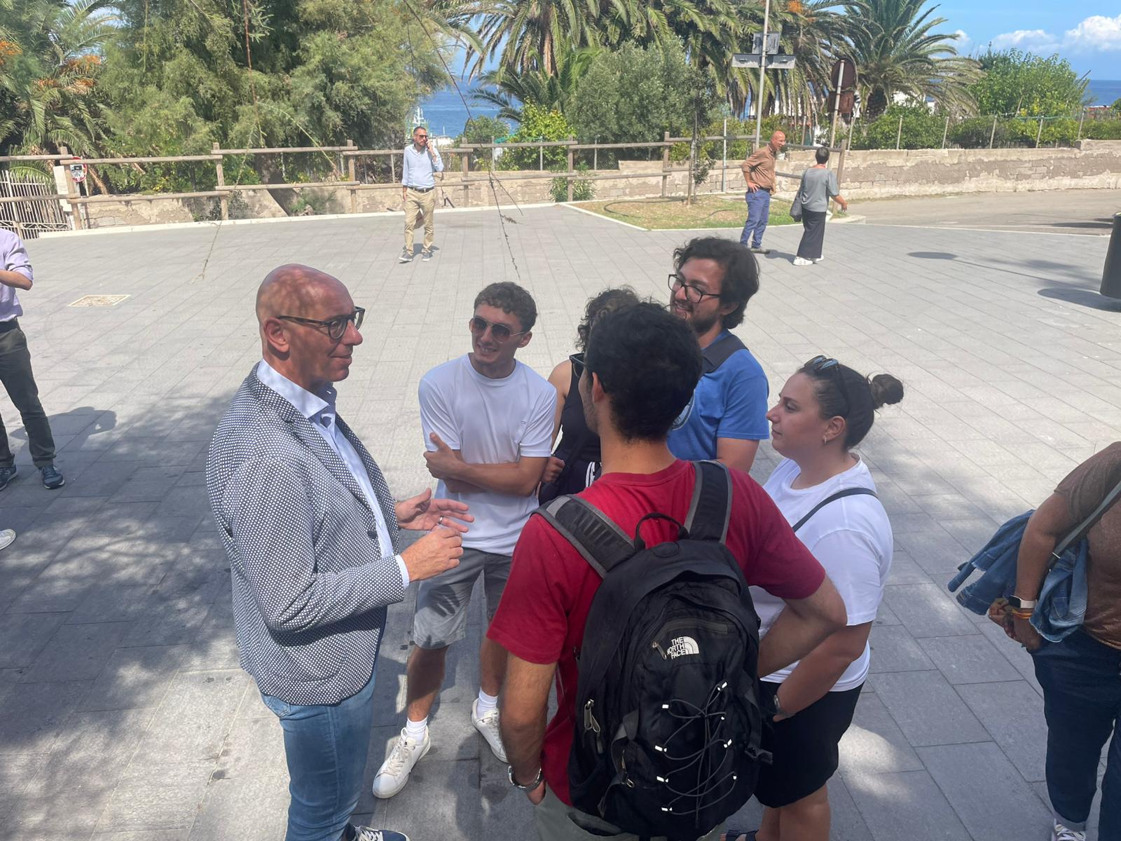 Il presidente Massimiliano Presciutti insieme ai giovani del Seminario di Ventotene