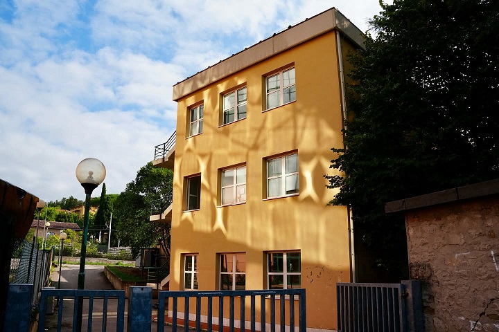 L'esterno della scuola