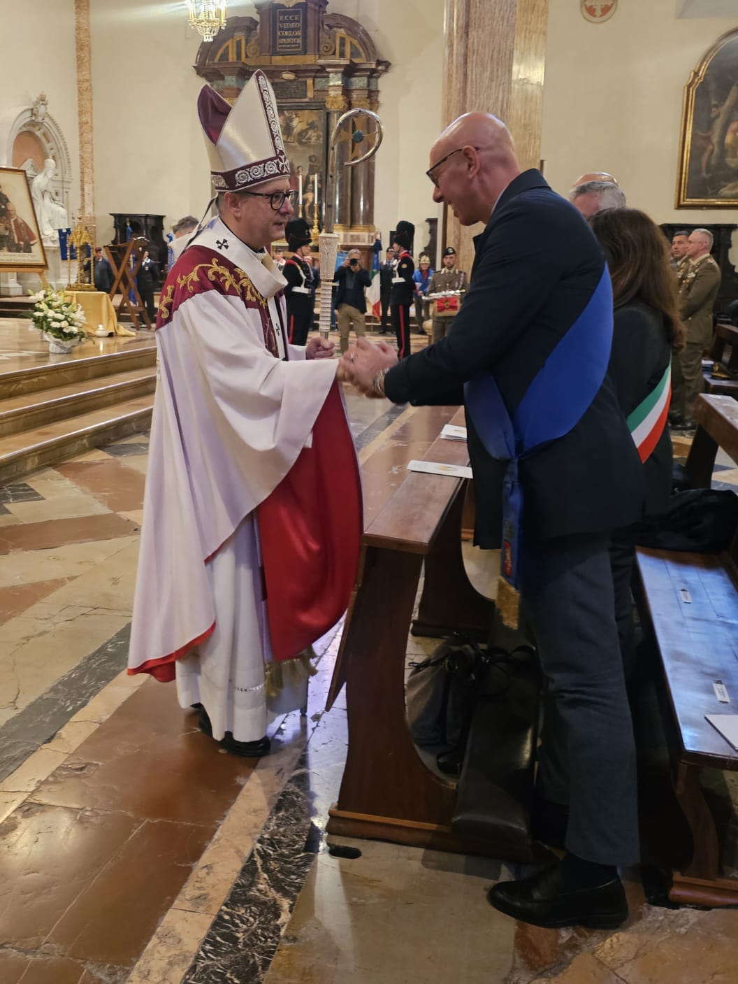 Il saluto tra Monsignor Ivan Maffeis e il presidente della Provincia Massimiliano Presciutti