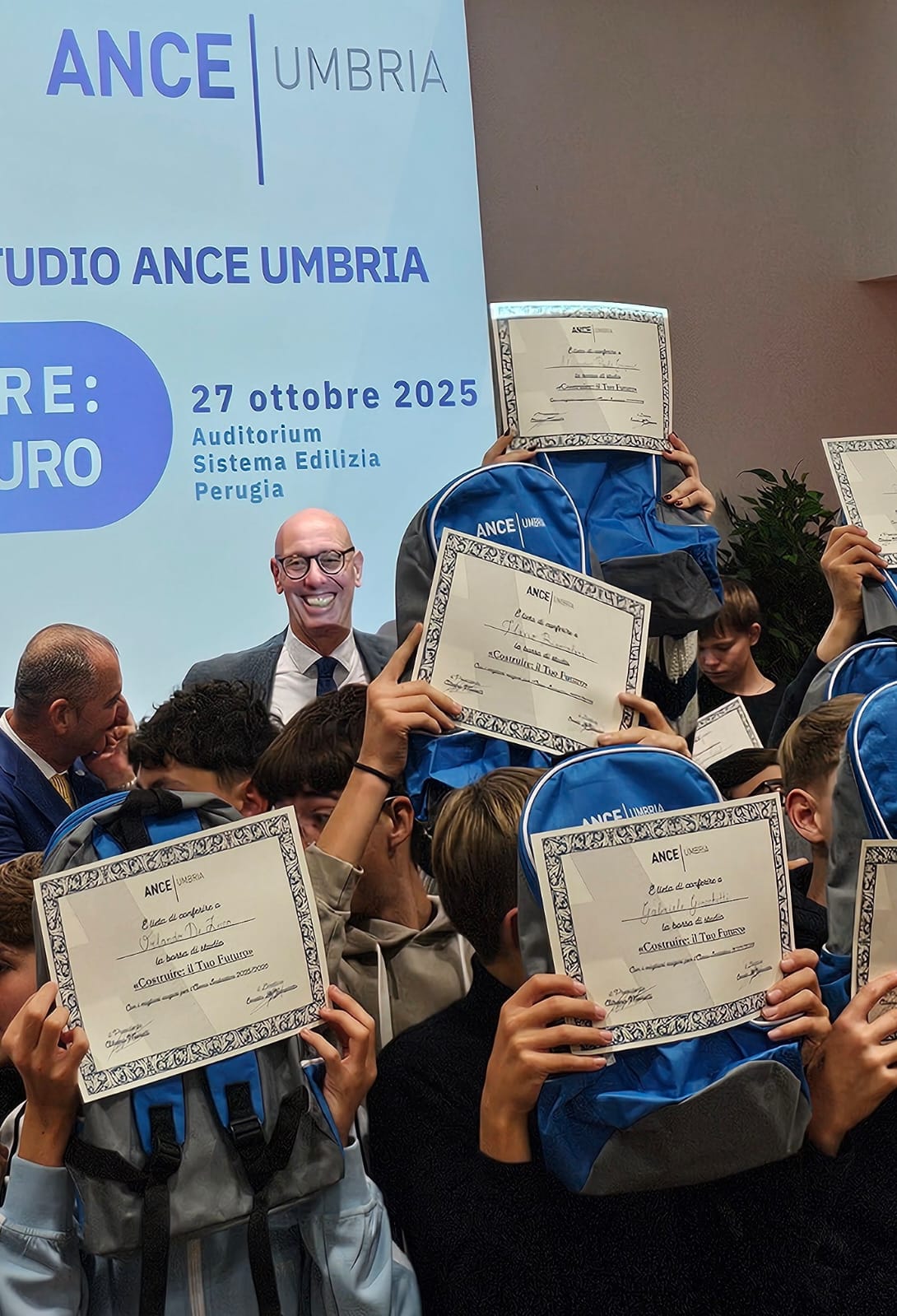 Foto di gruppo della cerimonia di consegna delle borse di studio ANCE agli studenti CAT Foto di gruppo della cerimonia di consegna delle borse di studio ANCE agli studenti CAT