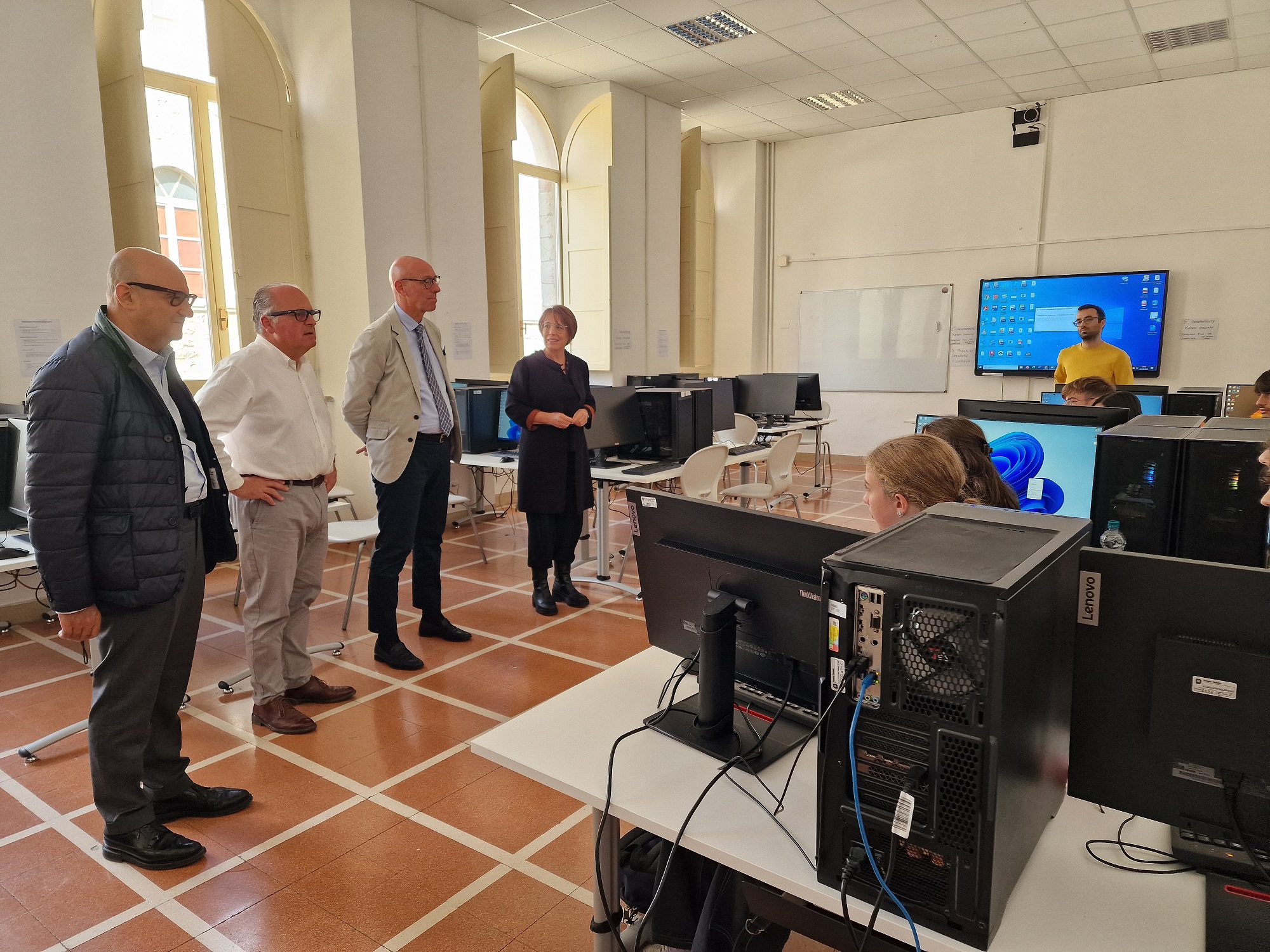 Il sopralluogo in una classe del Liceo