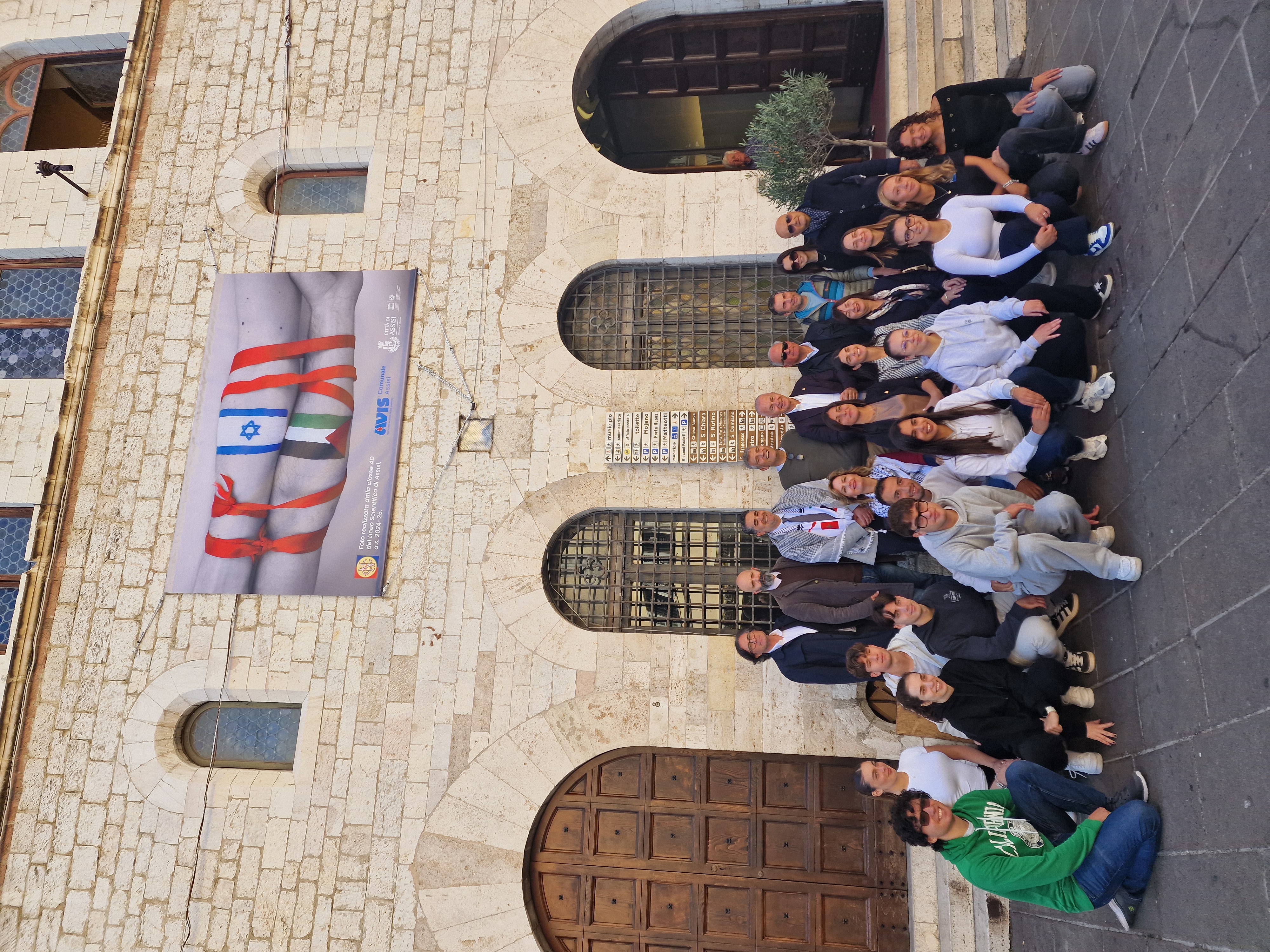 Foto di gruppo davanti alla gigantografia