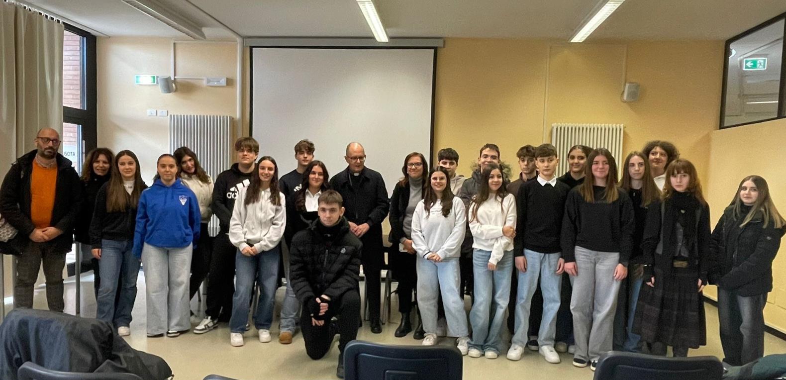Città della Pieve – Visita pastorale, l’incontro di mons. Maffeis con gli studenti del Vannucci e del Calvino