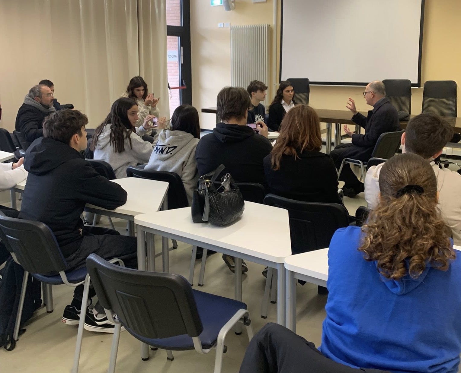 Città della Pieve – Mons. Maffeis a colloquio con i “giornalisti in erba” del Calvino