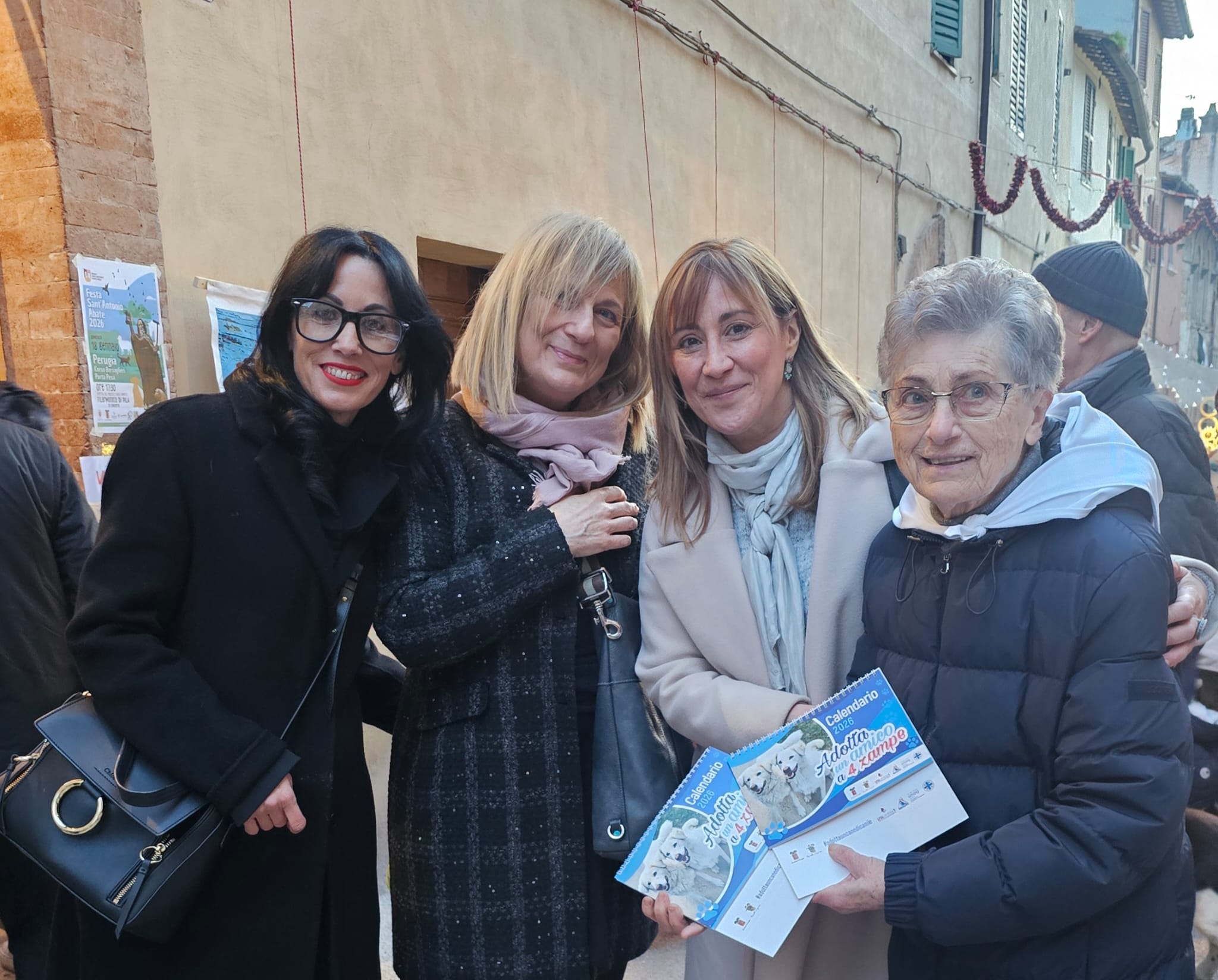 Foto di gruppo durante le celebrazioni per S. Antonio. Lo Sportello a 4 Zampe della Provincia e la consigliera Pasquino 