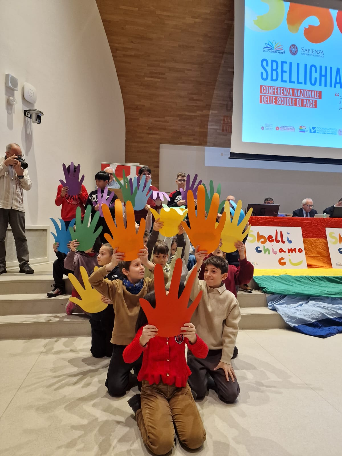 Alcuni dei bambini che hanno partecipato alla conferenza