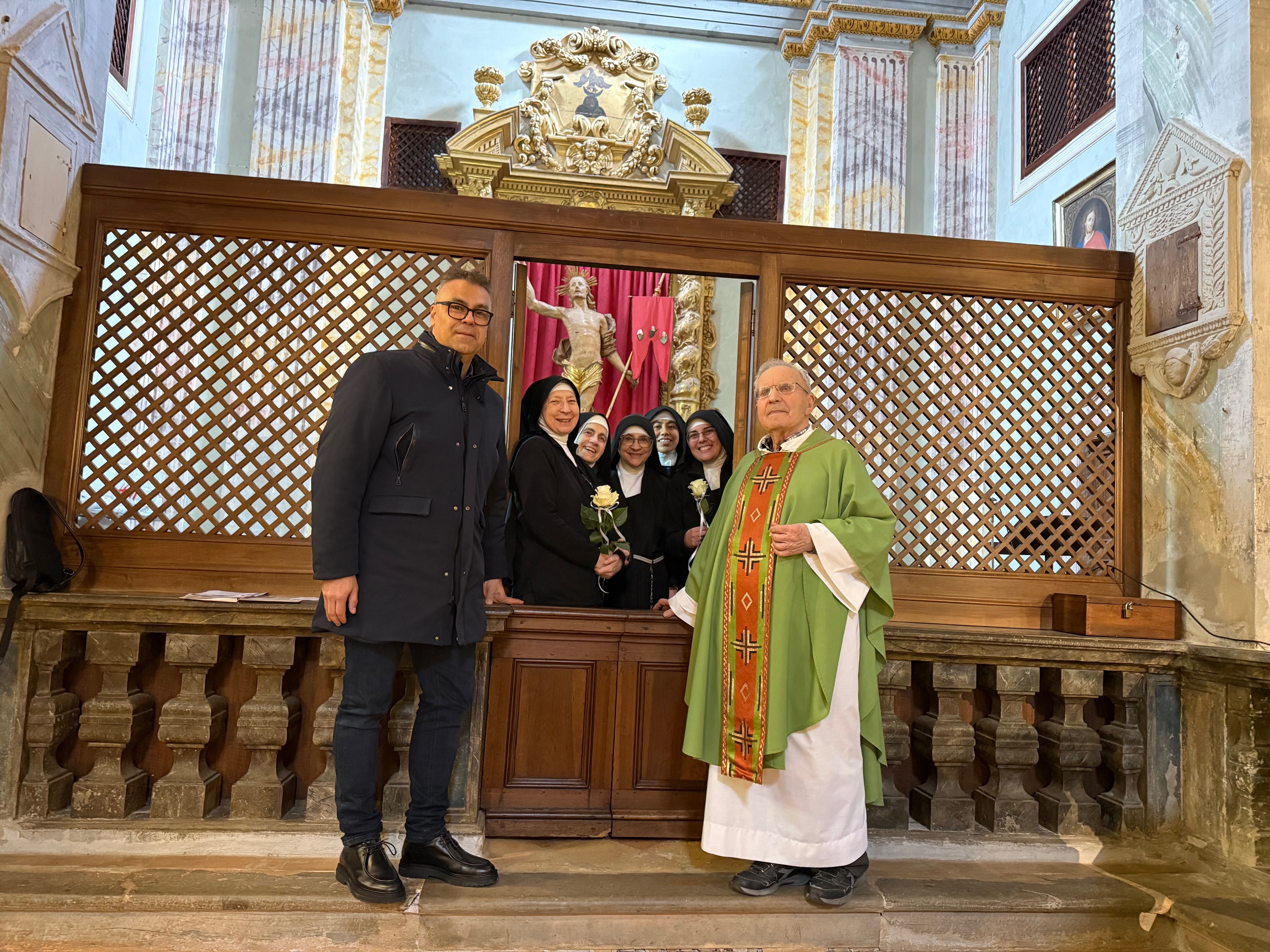 Foto del sindaco e del parroco di Montone insieme alle Clarisse