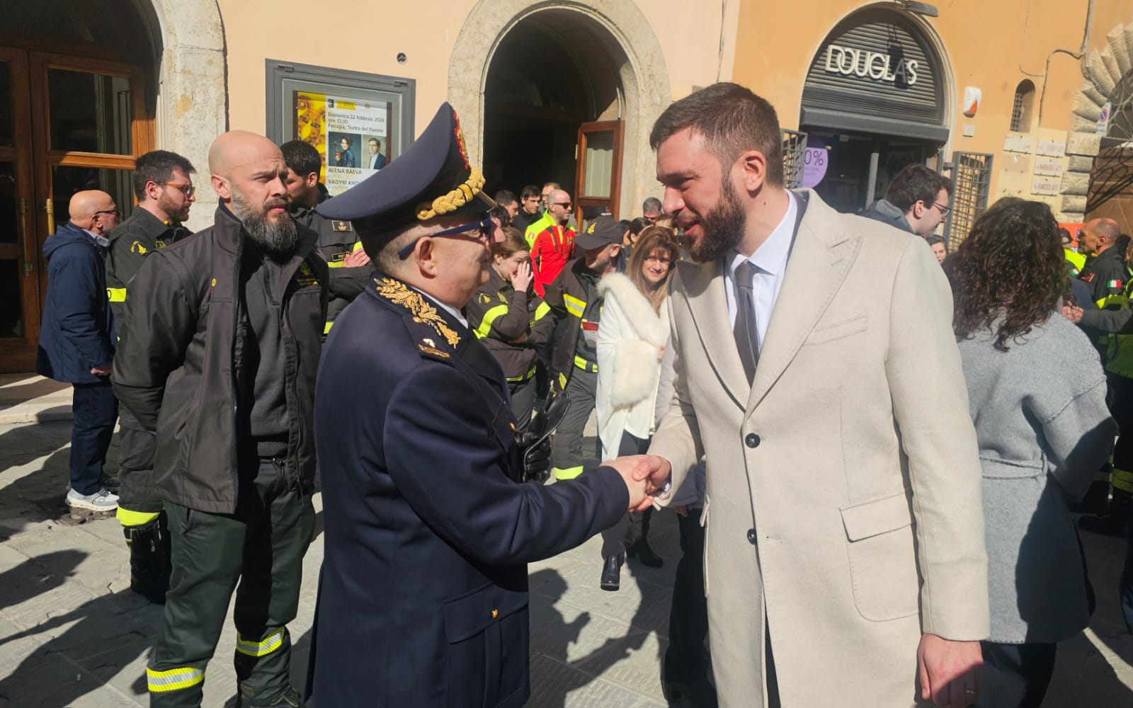 Il vicepresidente della Provincia Riccardo Vescovi saluta il comandante provinciale dei Vigili del Fuoco Rocco Mastroianni 