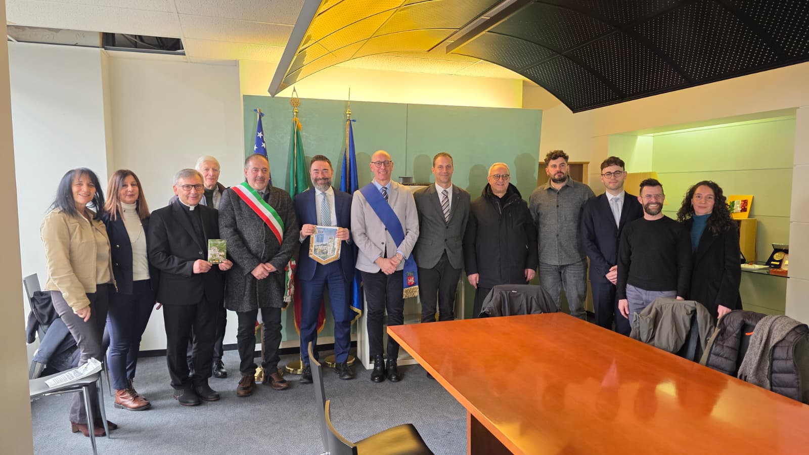 Foto di gruppo della visita al Consolato italiano a Chicago