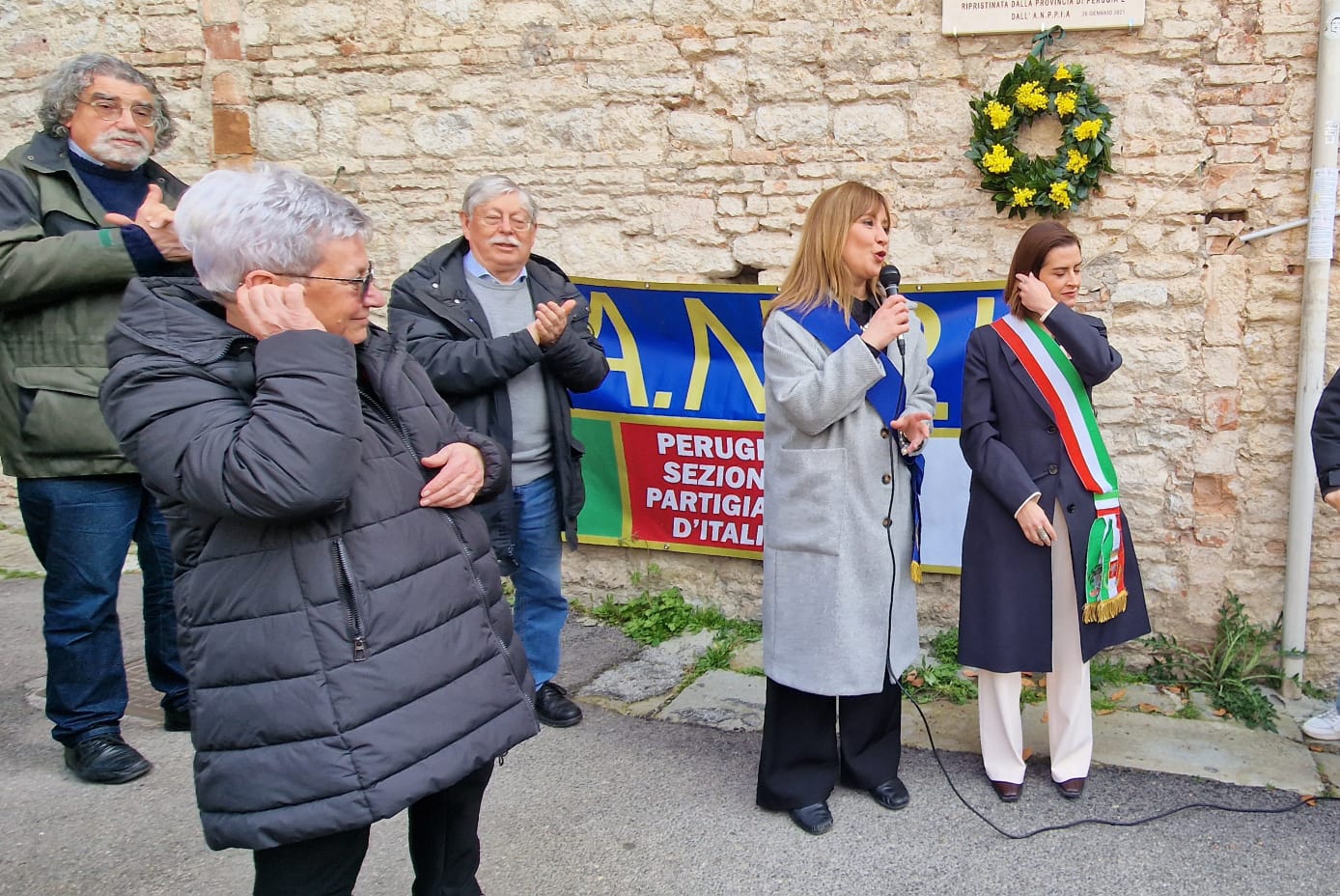 8 Marzo - Una corona di mimose sotto la lapide commemorativa delle carcerate antifasciste