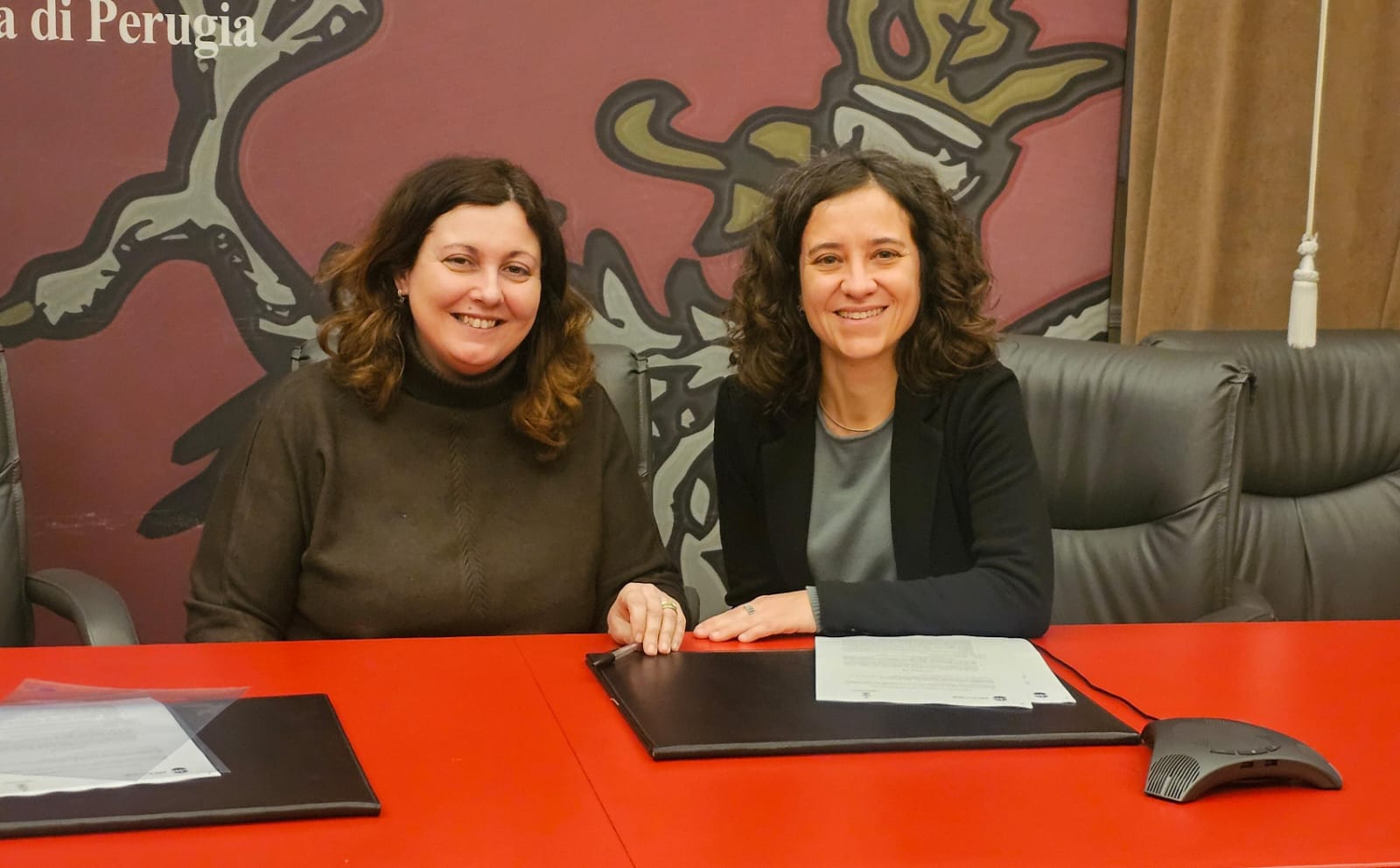 La Consigliera di Parità della Provincia di Perugia, Elena Bistocchi, e Valentina Tiecco della Cooperativa Sociale Arca di Noè mentre firmano il protocollo