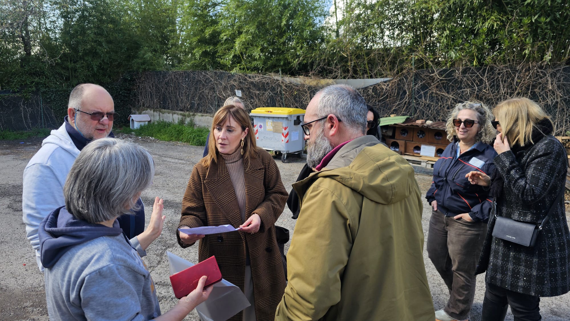 Immagine del sopralluogo delle istituzioni alla colonia felina situata nel parcheggio di strada Getola, a Ponte San Giovanni