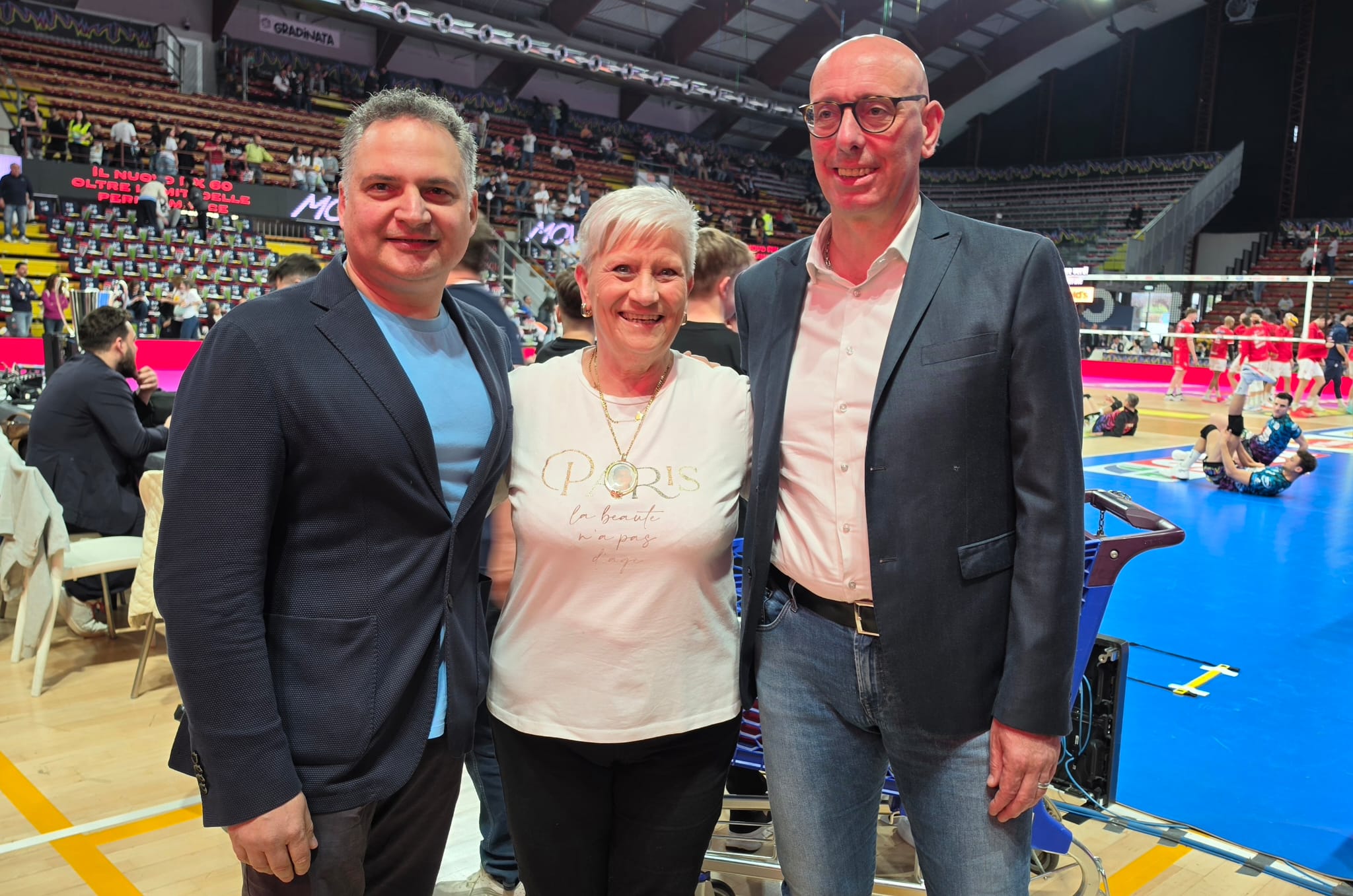 Il Comandante della Polizia provinciale Tofoni, al centro Patrizia Ramponi AIFVS e il presidente della Provincia Presciutti