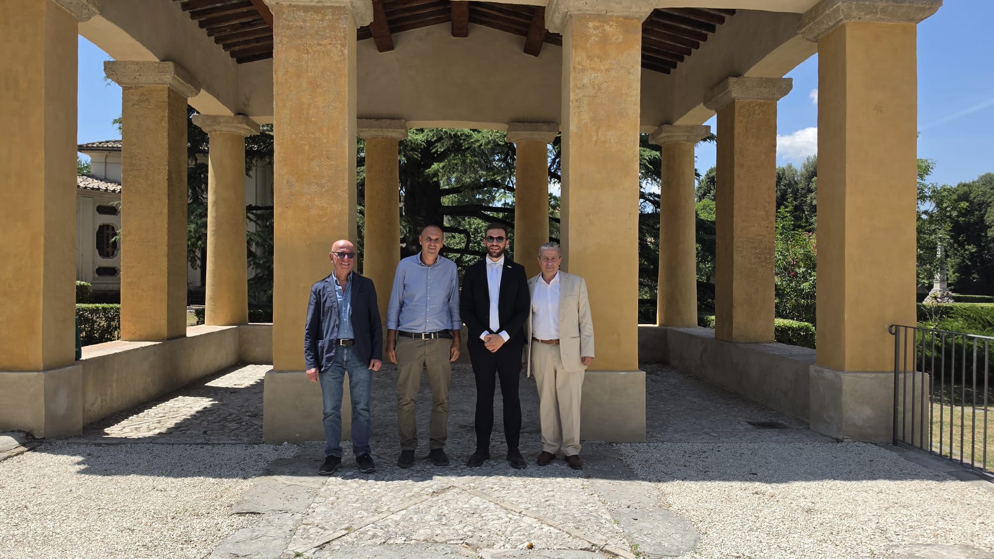 Foto di gruppo davanti al restaurato Tempietto Dorico