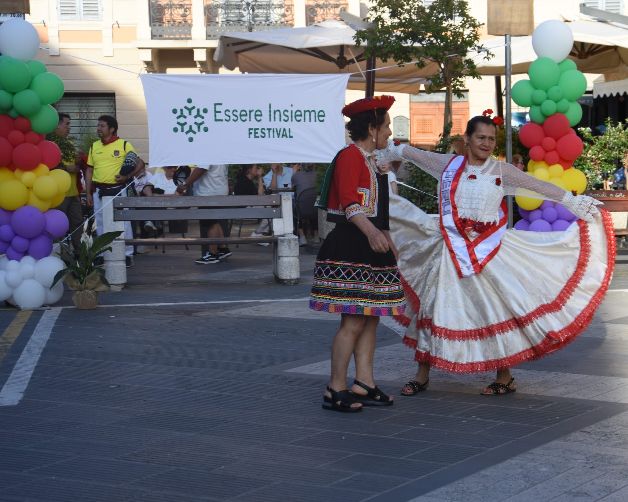 Danza tradizionale in costume