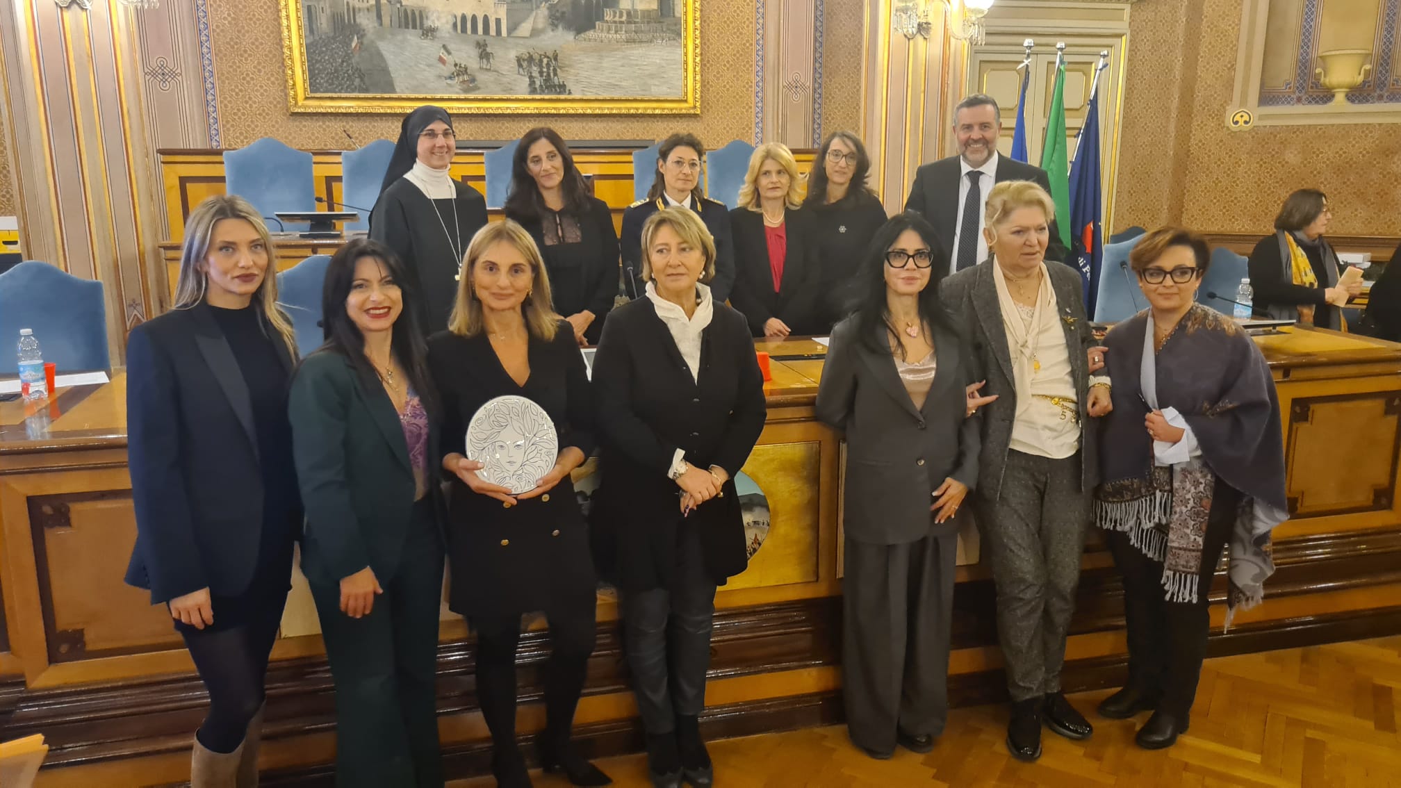foto di gruppo delle vincitrici e degli organizzatori