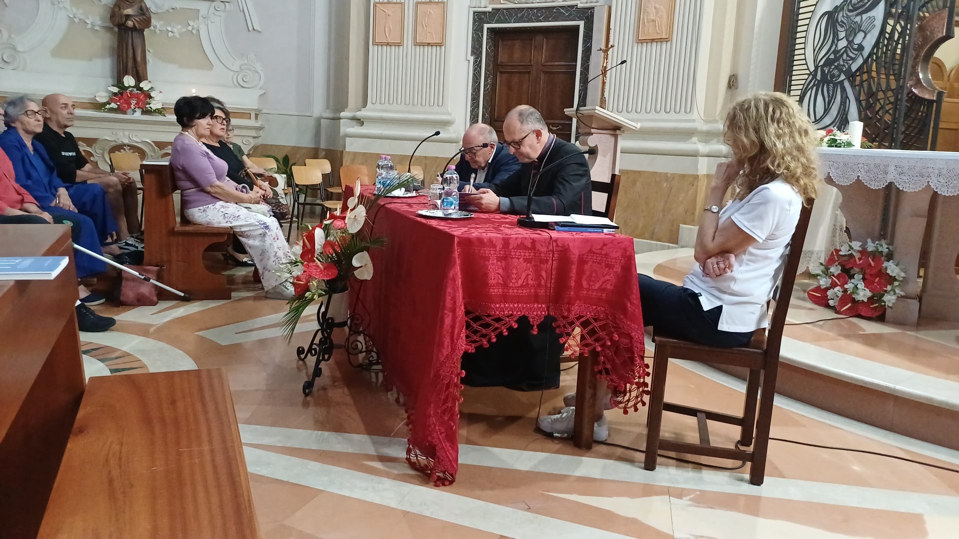 Successo a Citt&agrave; della Pieve per la presentazione del libro "Infinito tu" di suor Maria Manuela Cavrini