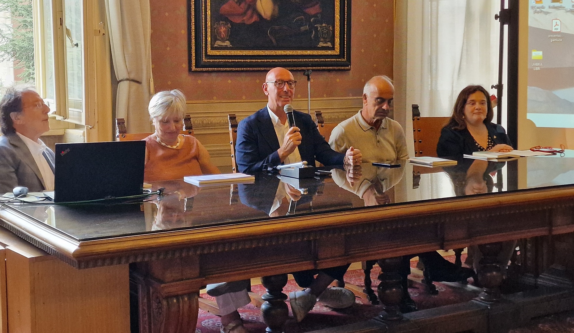 Presentato in Provincia “Piazza degli Aratri”, omaggio a Luciano Moretti e alla sua Perugia Presentato in Provincia “Piazza degli Aratri”, omaggio a Luciano Moretti e alla sua Perugia