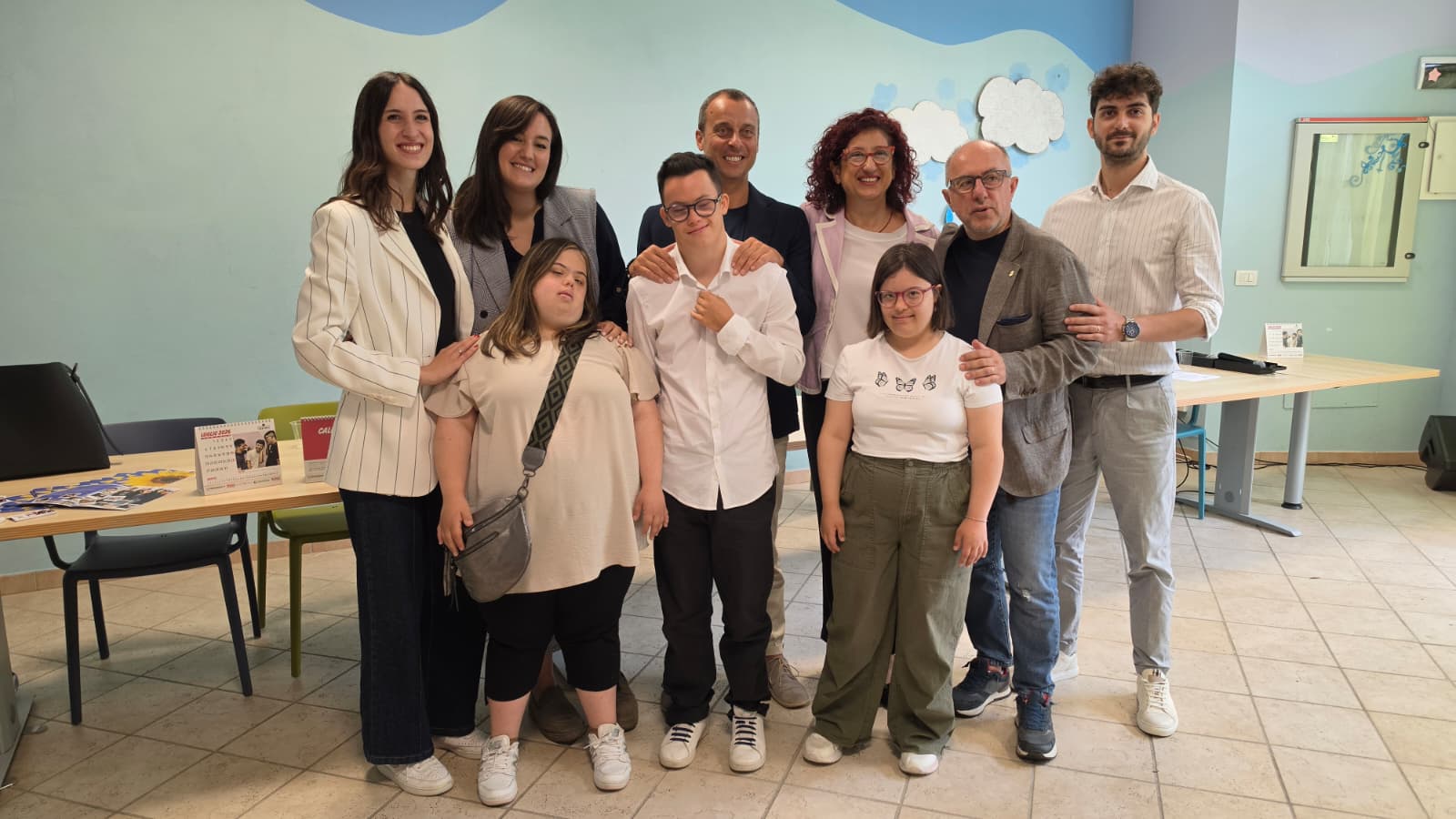 Foto di gruppo dopo la presentazione del concorso letterario nazionale promossod all'Associazione Uno in Più