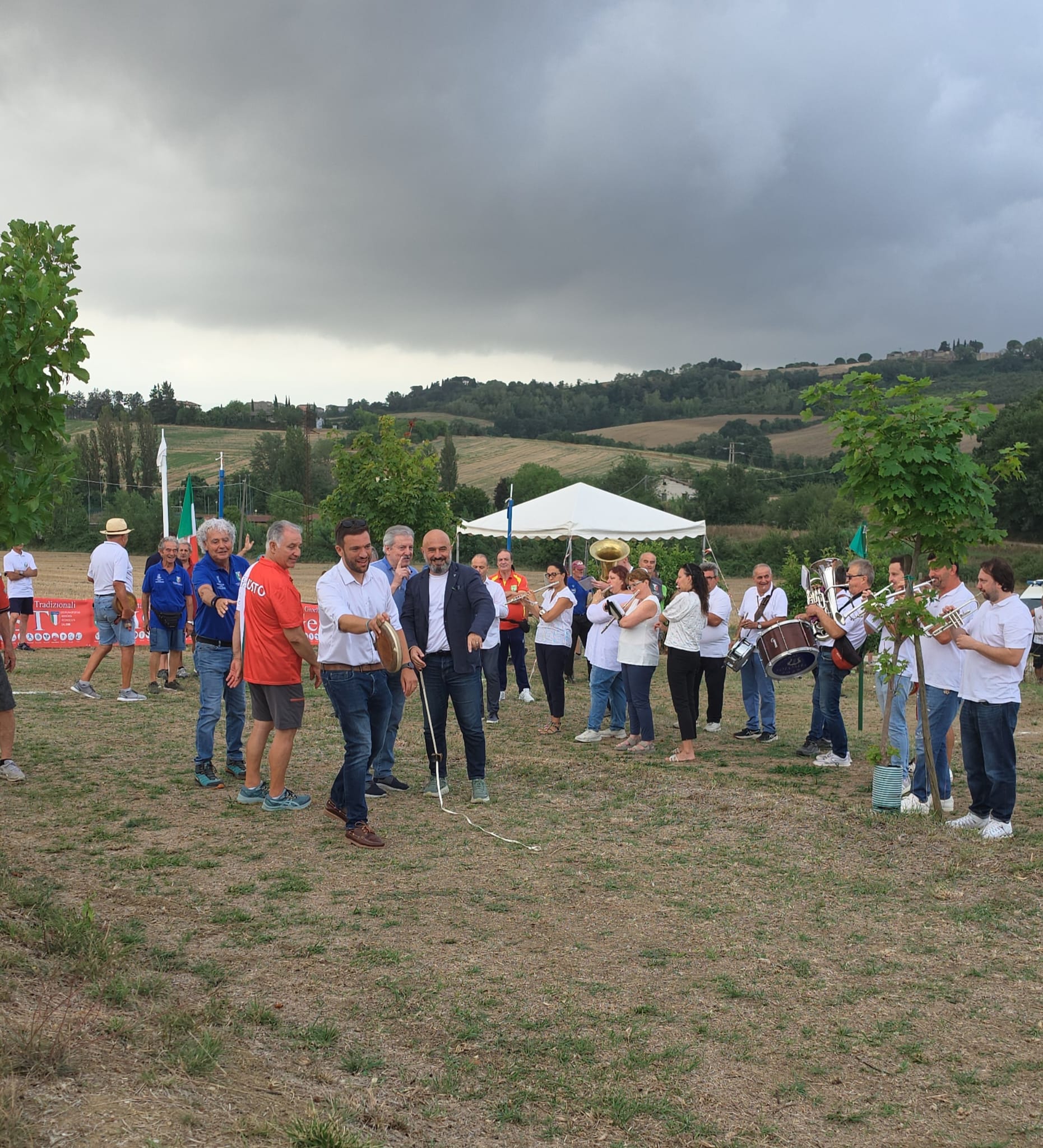 53° Campionato italiano di ruzzolone- Il vicepresidente della Provincia Riccardo Vescovi mentre lancia il ruzzolone