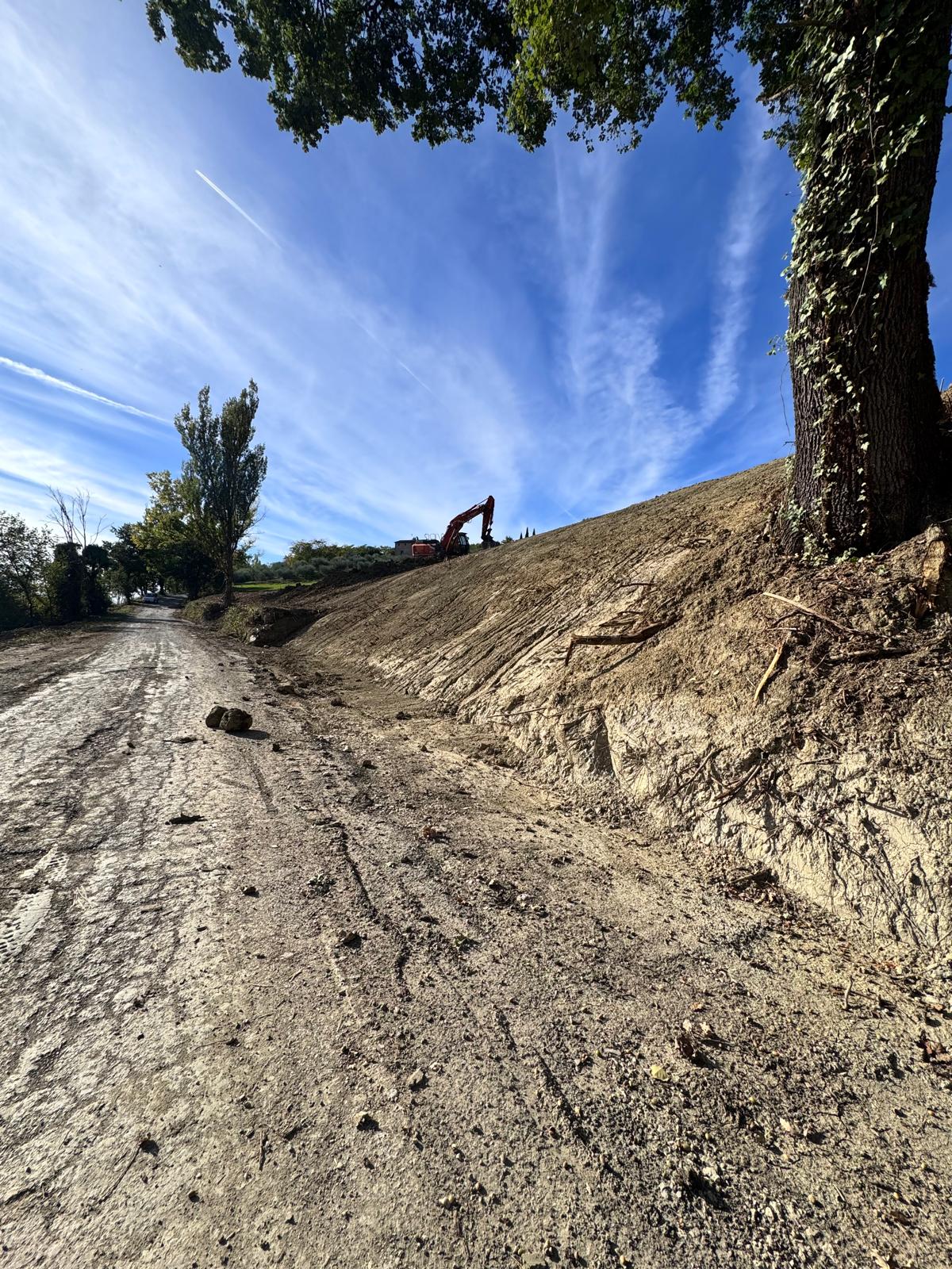 Immagine dei lavori lungo la strada comunale di Bacciana