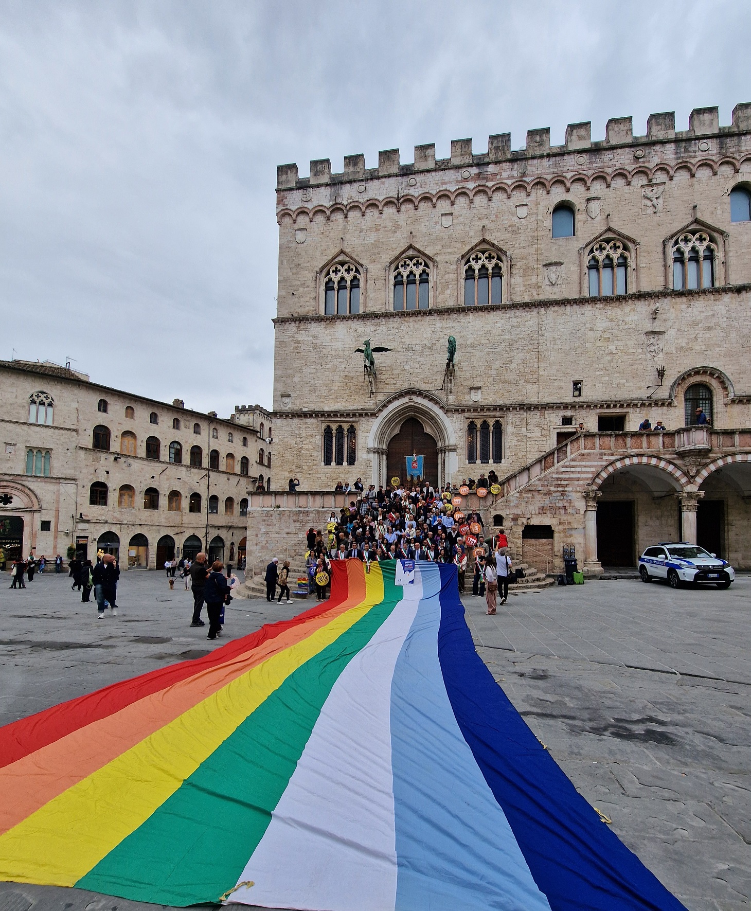 La bandiera della pace srotolata davanti a Palazzo dei Priori