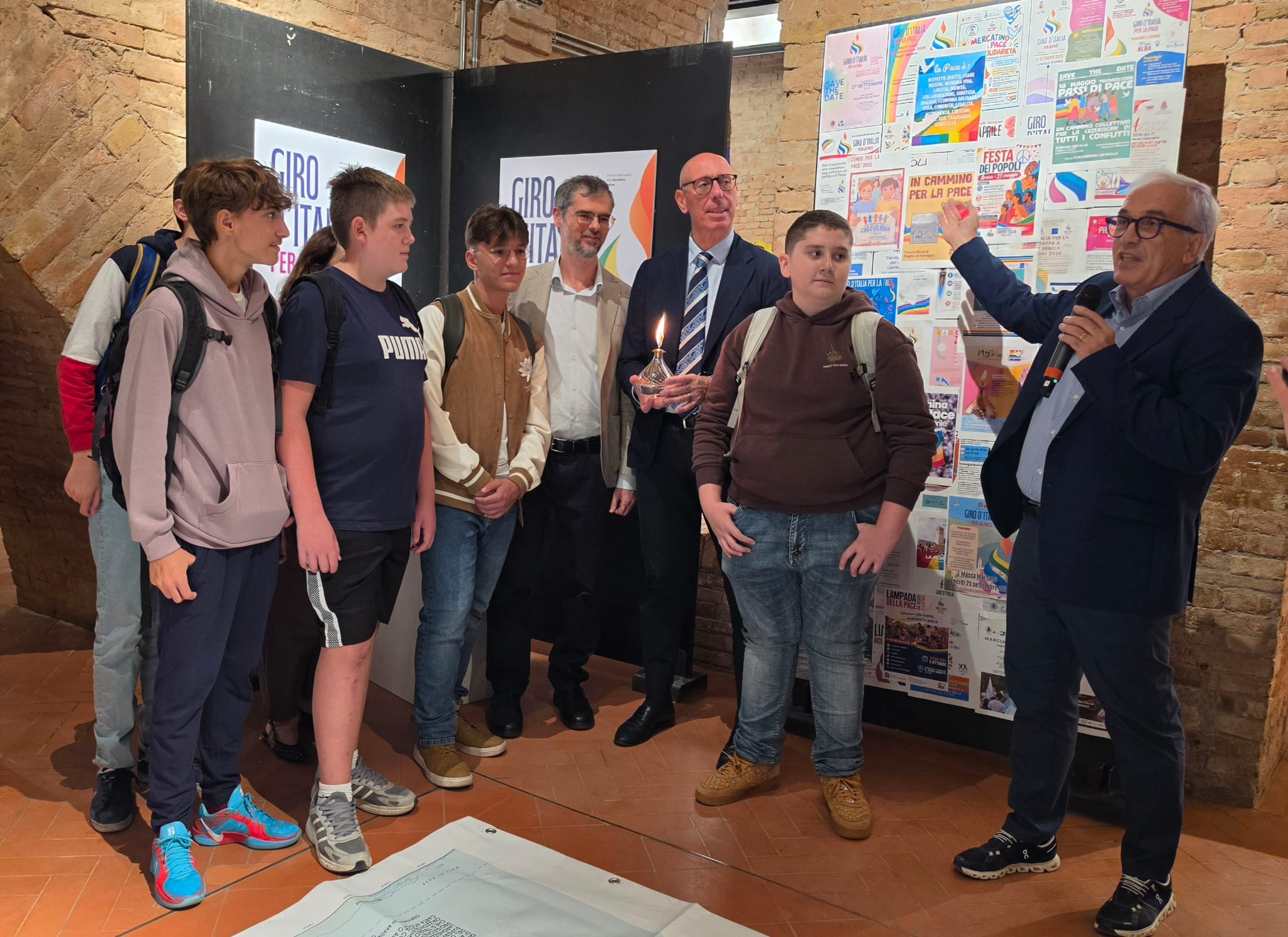 Il presidente Presciutti e il curatore Lotti con alcuni studenti