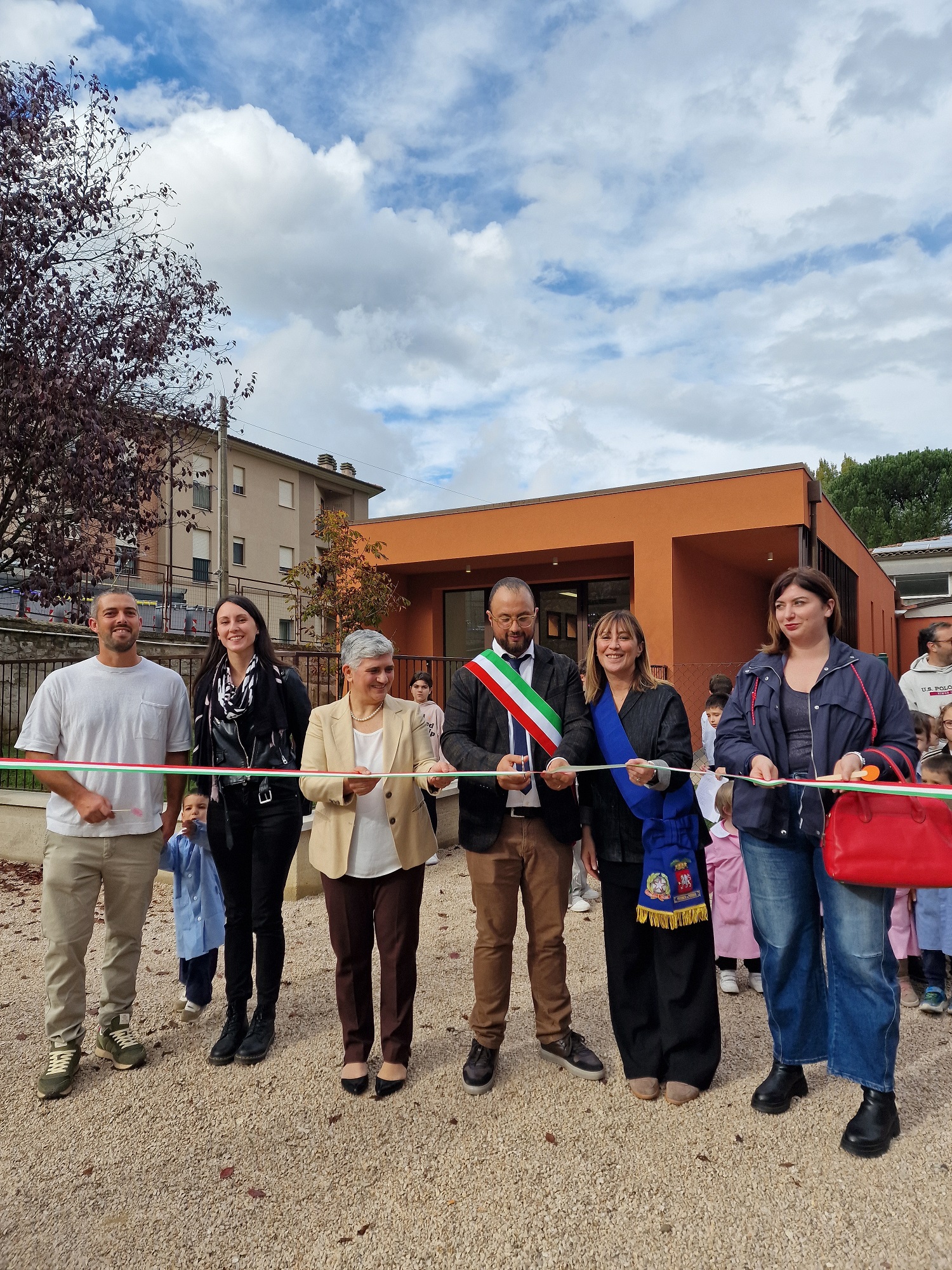 Lisciano Niccone – Un refettorio moderno, accogliente e protetto per la scuola del capoluogo Lisciano Niccone – Un refettorio moderno, accogliente e protetto per la scuola del capoluogo